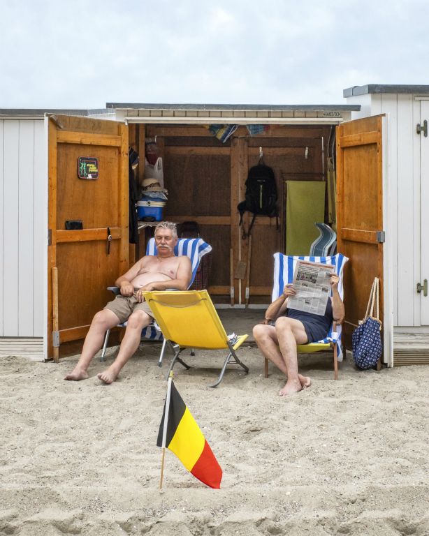 STRAATFOTOGRAFIE  De vrijheid van kijken, luisteren, voelen en slenteren.  Mijn plezier zit in het vastleggen van ‘gewone’ momenten met een verhalend karakter. Soms raadselachtig, grappig of ernstig. Het lijkt de waarheid maar is het niet. Het is de interpretatie van jou (en mij) van een moment van de werkelijkheid.